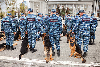 200在用警犬制服俄羅斯警察部隊2061有一條德國牧羊犬警犬的警察6171