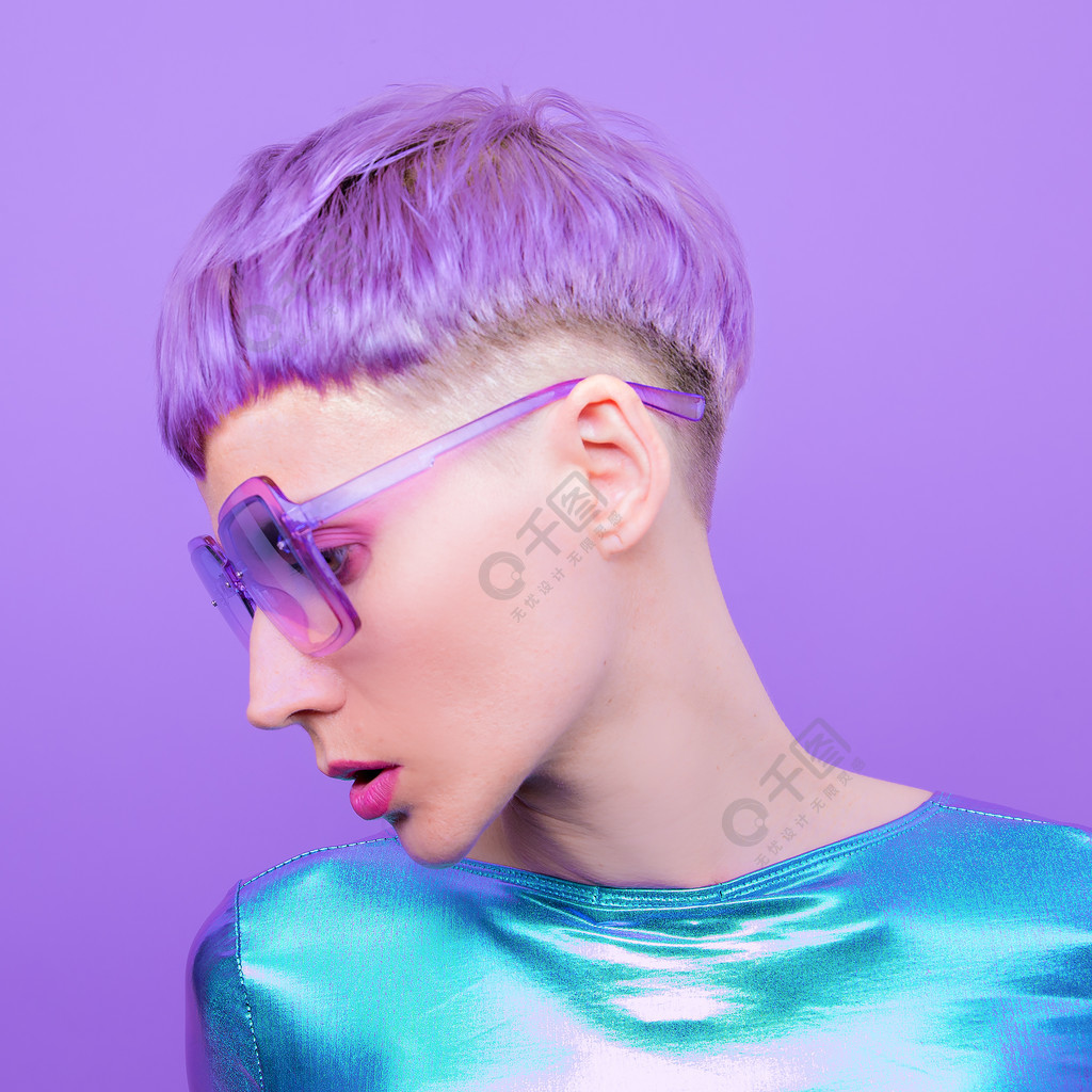 具有紫色短发的未来派时尚女士时髦的发型