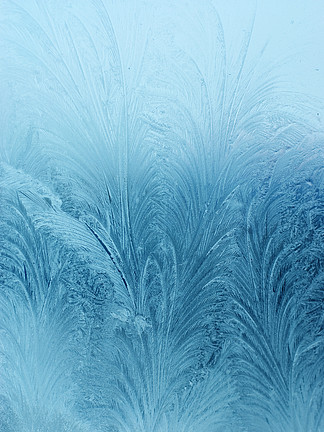 在冬天窗户上的冰<i>霜</i>天然花纹
