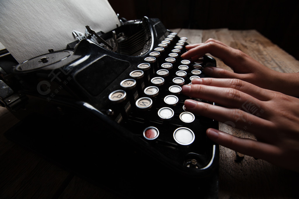 在木桌背景上的老式打字机写手