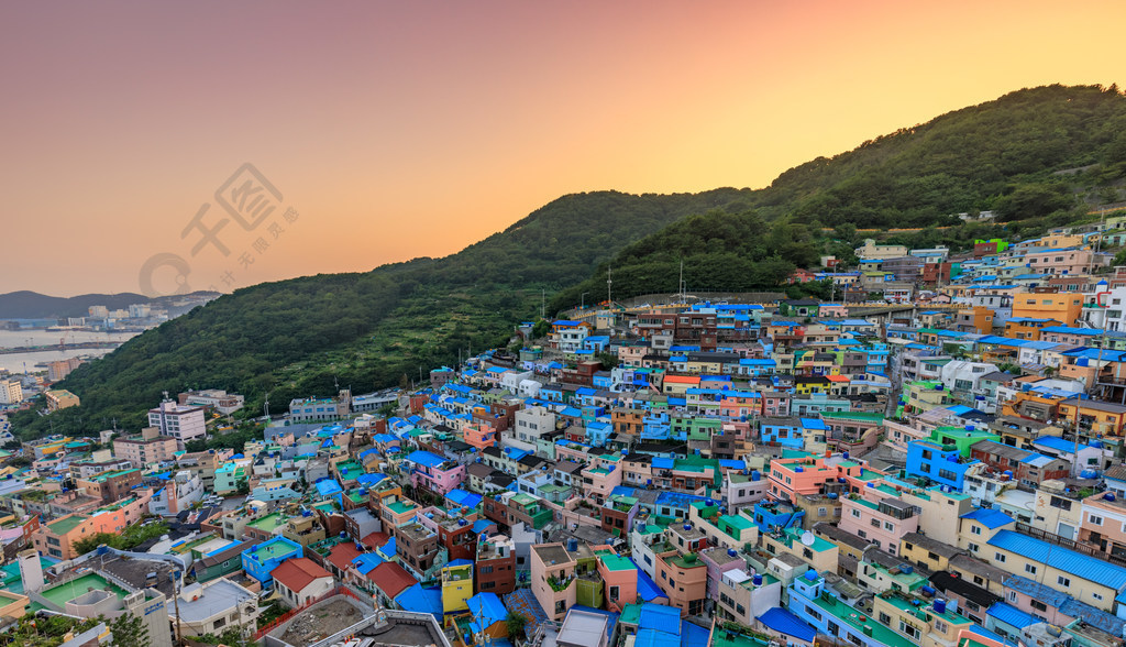 位于韩国釜山的 Gamcheon 文化村美丽日落