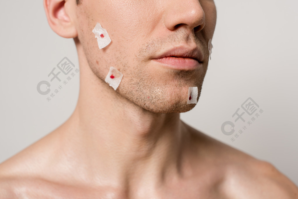 在灰蒙蒙的脸上刮胡子后，被割伤的赤身裸体男子形象