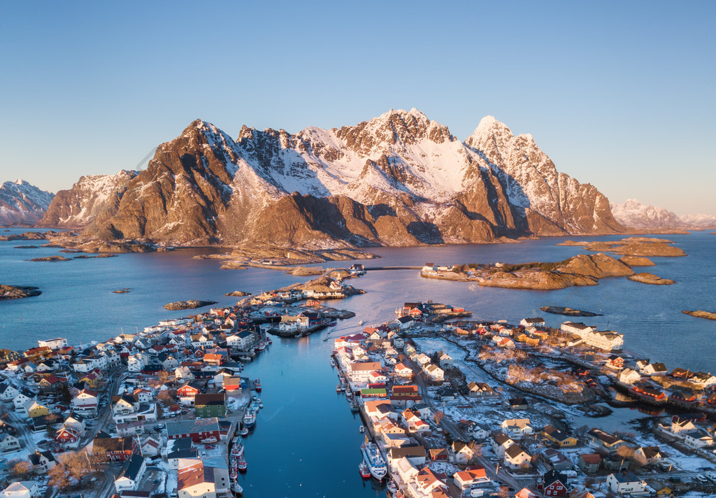 挪威罗弗敦群岛鸟瞰图日落时的高山和大海自然景观从空气在无人机挪威