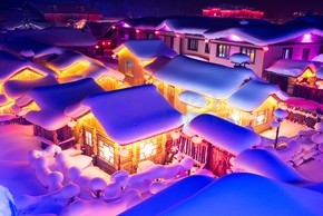 2017年12月8日，中国东北黑龙江省牡丹江市海林市雪莲村（字面意思是雪村）旅游胜地的照明房屋风景