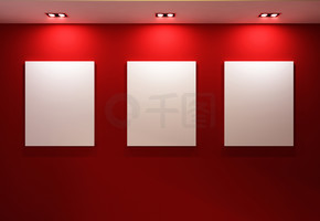 画廊的内部与红墙上的空框架