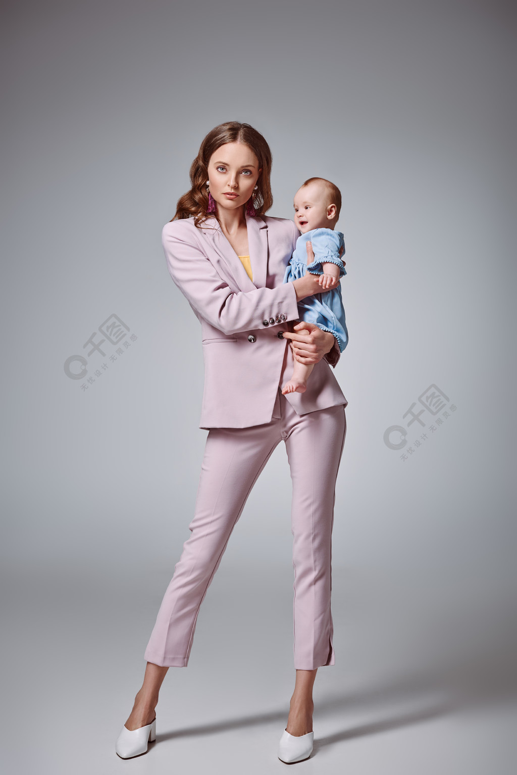 美女抱着小婴儿图片