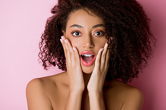 快乐震惊了赤<i>身</i><i>裸</i>体的非洲姑娘，她的牙齿上戴着粉色的牙套