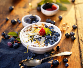 原味酸奶配有机蓝莓，香蕉和牛奶什锦早餐.