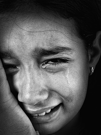 女生哭的图片黑白图片