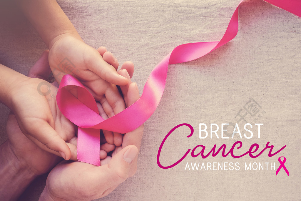 成人和儿童手持有粉红色丝带, 乳腺癌意识, 腹部癌症意识, 10月粉红色概念