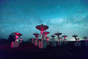 在夜晚用银河在天空中观察射电望远镜