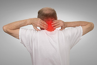 老人与触摸红色的颈部痉挛疼痛<i>发</i><i>炎</i>区域