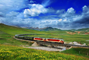 2010年8月11日，中国西北青海省海西蒙古族藏族自治州天军县青藏铁路客运专线.