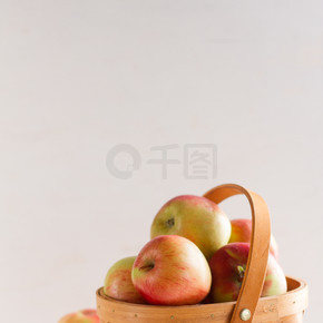 新鲜多汁的苹果在篮子里