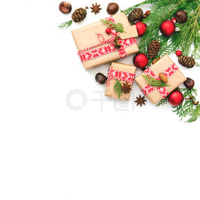 圣诞作文圣诞礼物, 松树锥, 侧柏在白色的背景分支。顶部视图, 平躺