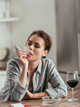 女人吸烟喝酒图片
