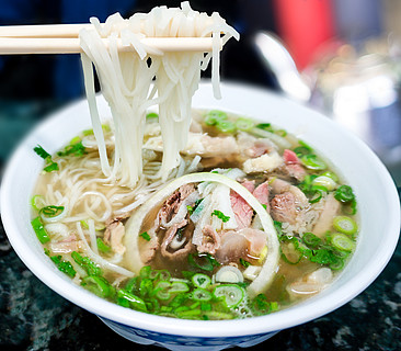 传统的越南河粉牛肉汤面