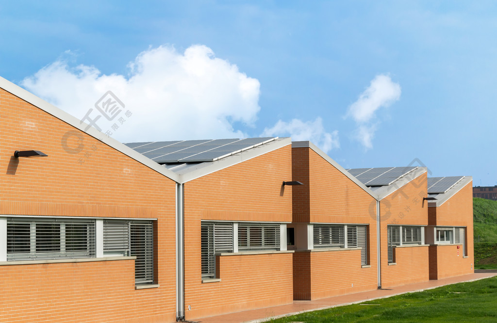 工业建筑与太阳能电池板在屋顶上