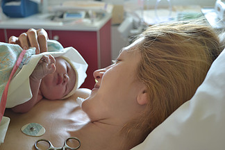 母亲和新生儿分<i>娩</i>后的第一时刻