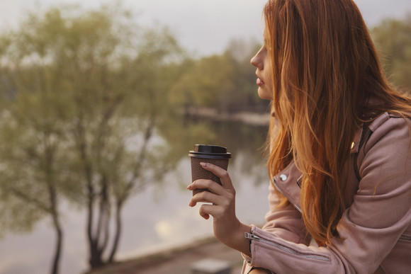 喝咖啡的女人背影图片