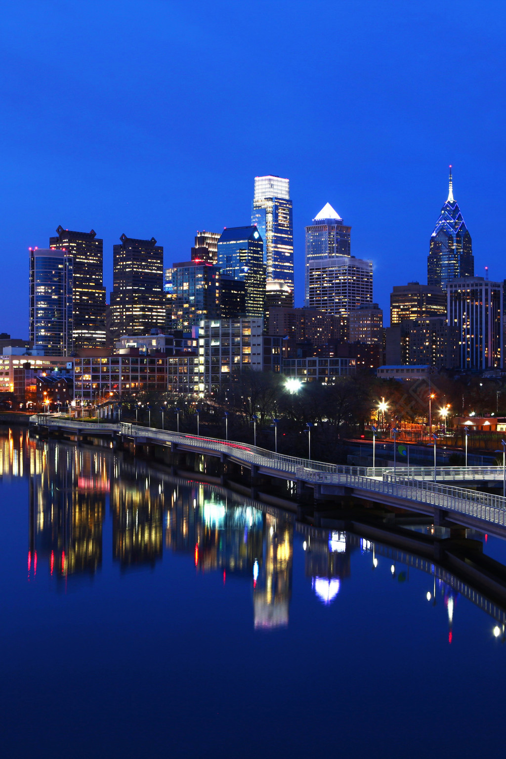 费城城市天际线的垂直夜景4天前发布