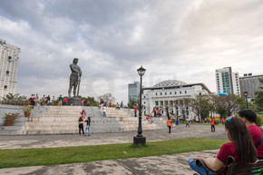 菲律宾马尼拉-2018年2月4日: Rizal 公园 Agrifina 环中心的自由哨兵雕像 (Lapu Lapu 纪念碑), 马尼拉