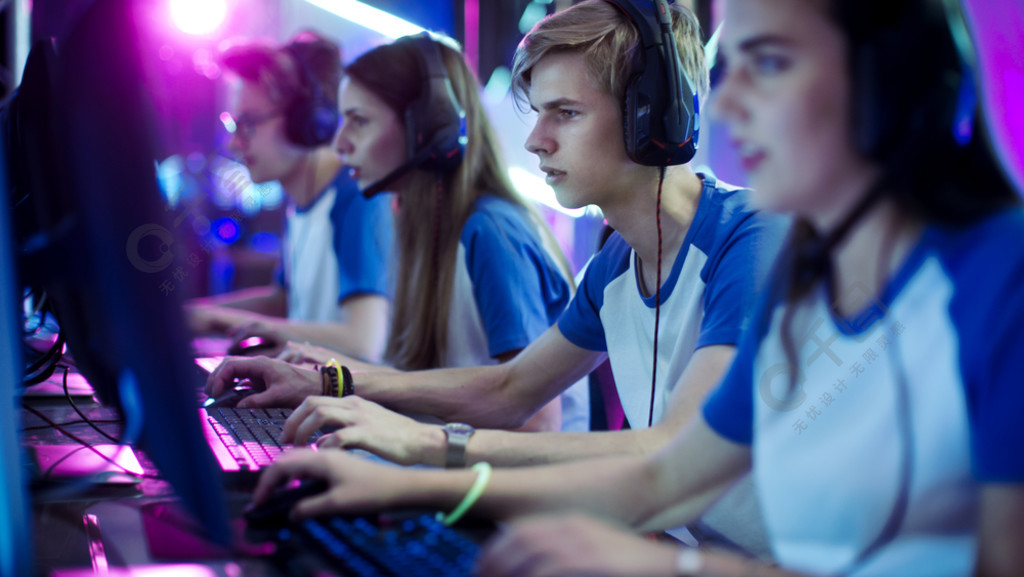 团队的专业电子竞技玩家玩网络游戏锦标赛竞争视频游戏中。他们使用麦克风.