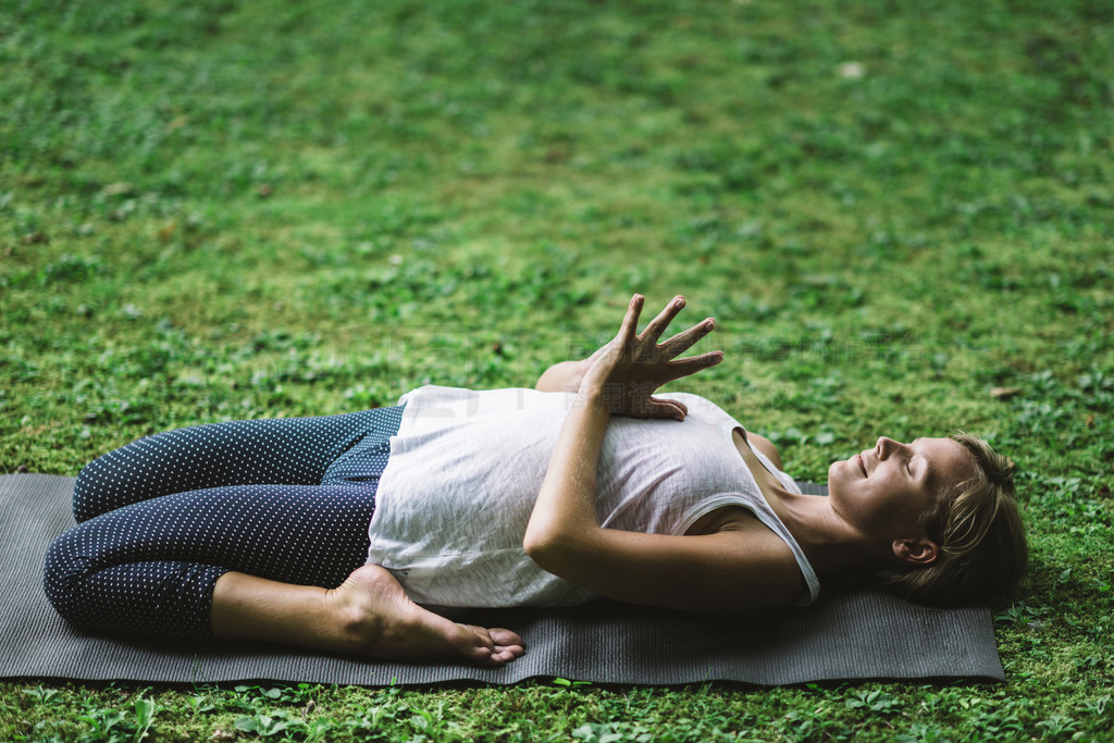 Ů Meditating