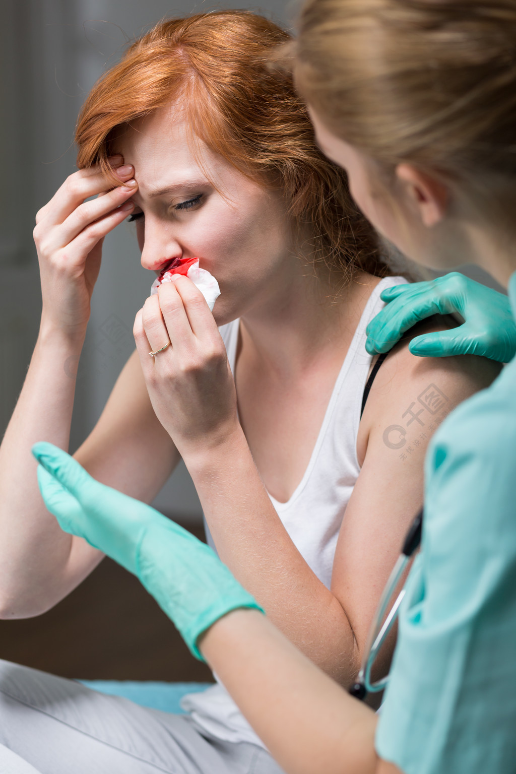 女性患者鼻子流血