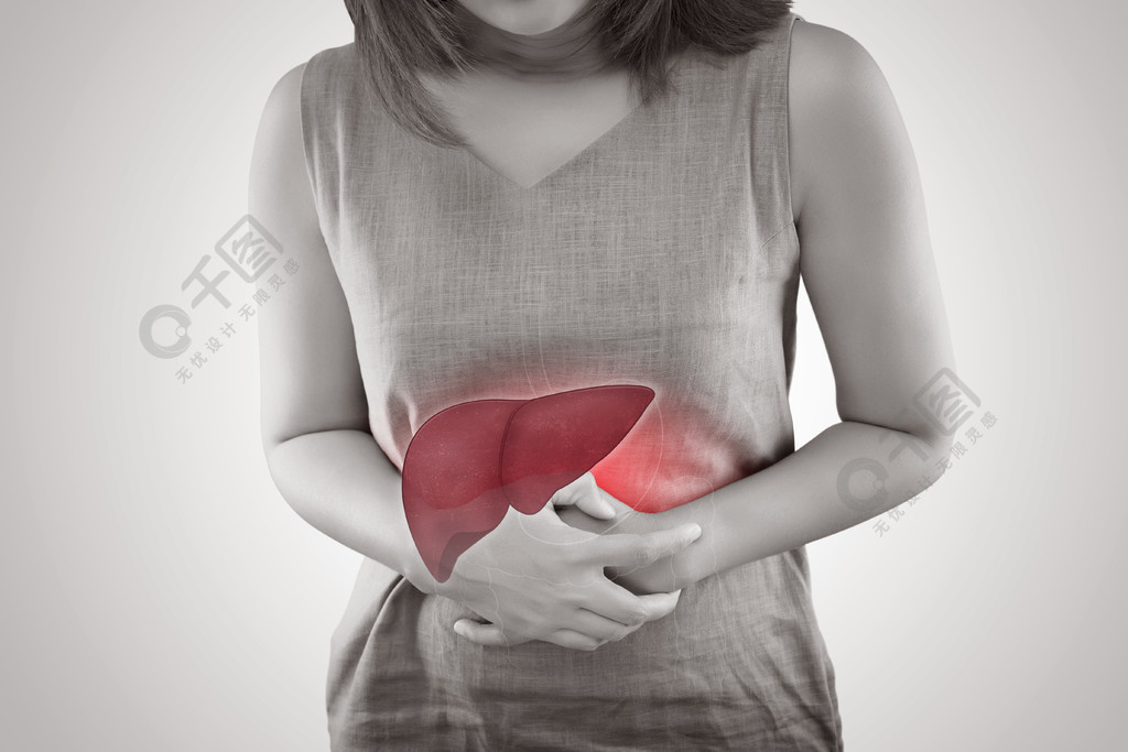 女性身体上的肝脏照片与灰色背景