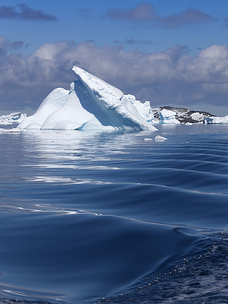 南极半岛的性质。国际海洋考察理事会和冰山。旅行深纯净水域之间的南极洲冰<i>川</i>。梦幻般的冰雪景观.