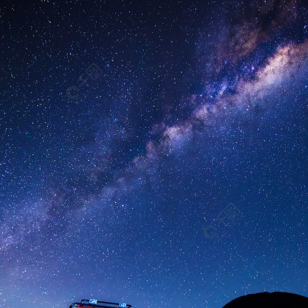 银河系与在印度尼西亚爪哇的 Mt.Bromo,East 辆红色的车