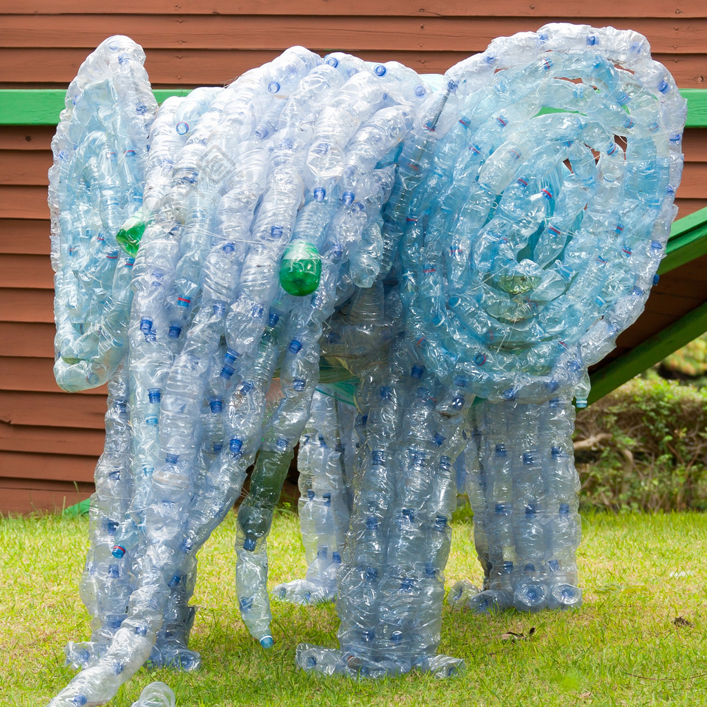 从塑料瓶做的大象