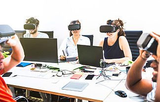 一群年轻人的员工有乐趣与 vr 虚拟现实护目镜在启动工作室-人力资源业务概念千禧一代工作时间-创业企业家在办公室