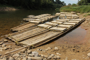 竹筏漂浮在河中