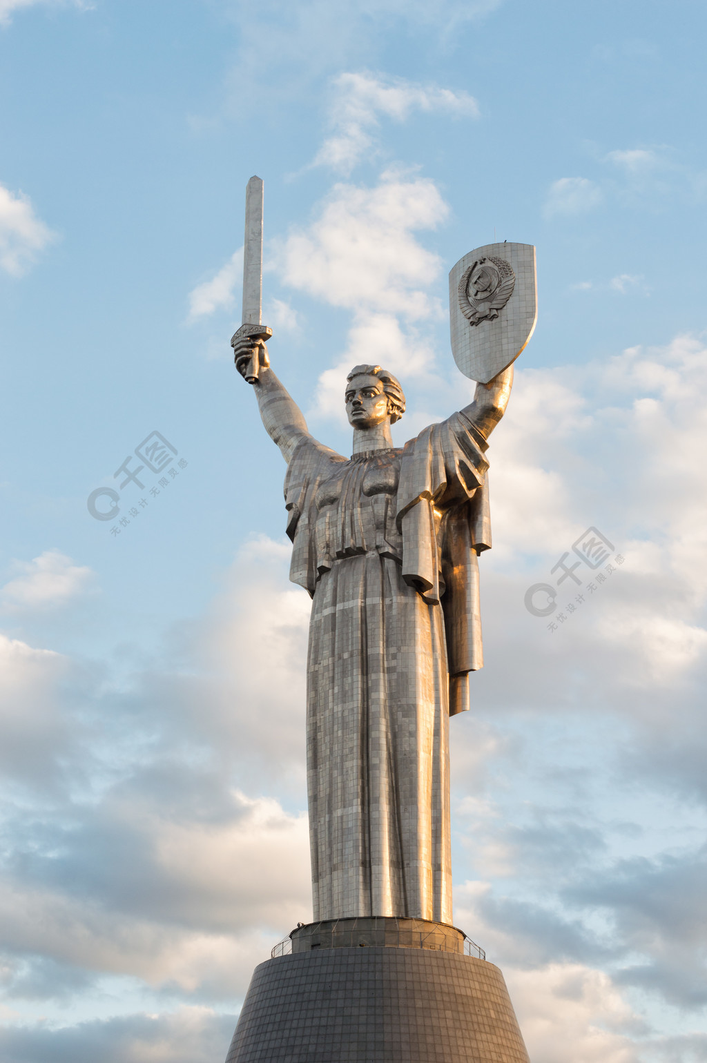 基辅广场女神雕像图片