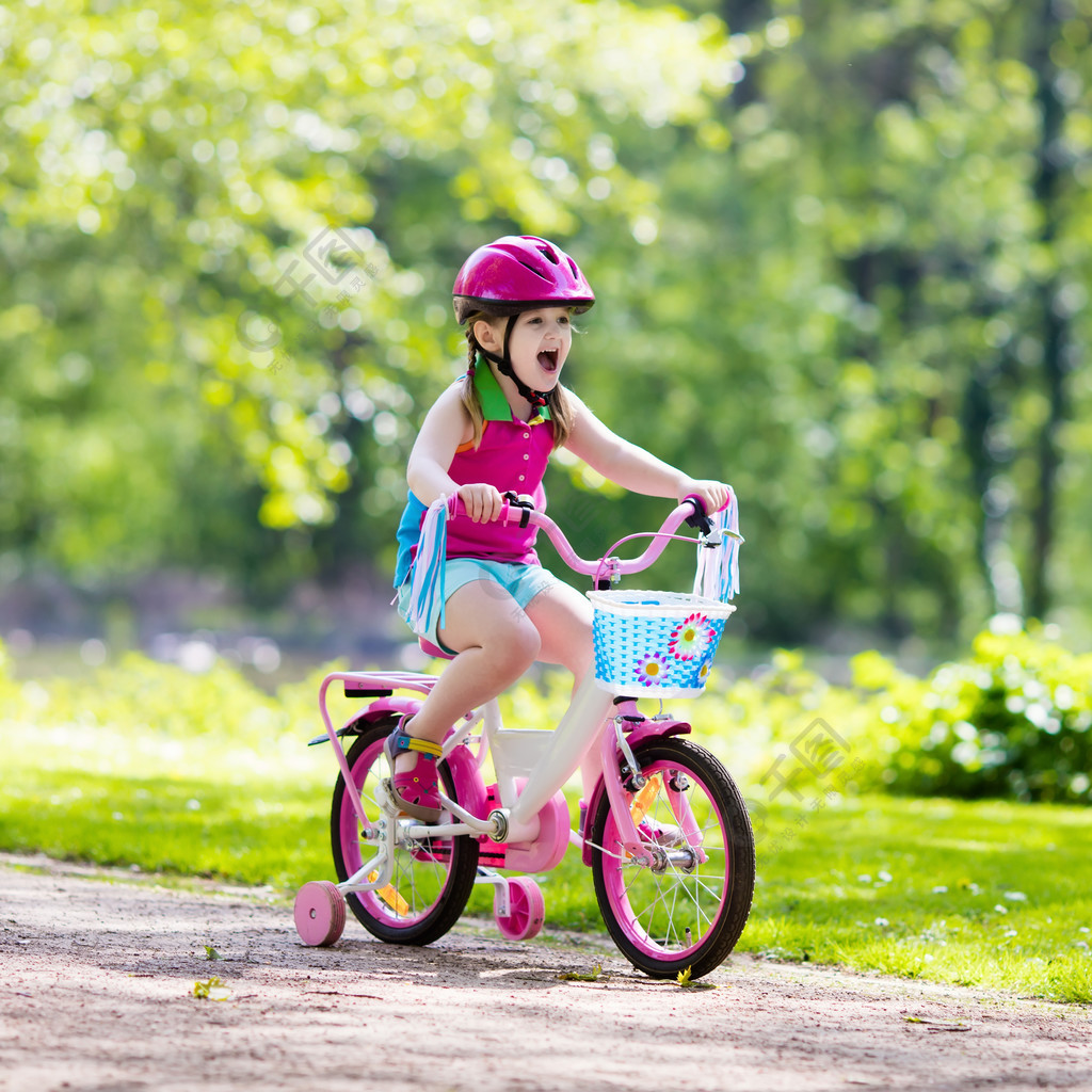 孩子骑自行车孩子骑自行车