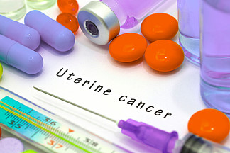 子宫内膜癌-诊断写在一张白色的纸上。疫苗的药物及注射器