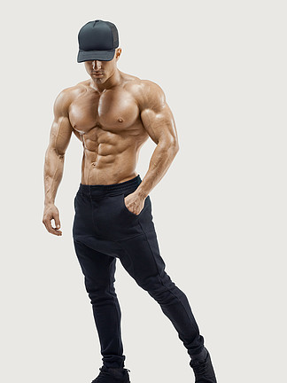 光着膀子的男性健美与强健的体格与肌肉结实的腹肌显示合影全长画像.