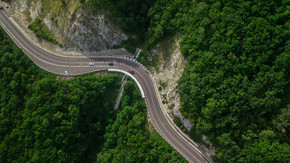 无人机的鸟瞰图 - 从俄罗斯索契的高山通道蜿蜒的道路.