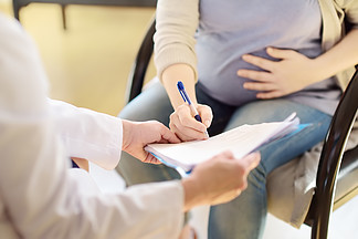 孕妇在接受妇科医<i>生</i>期间签署合同或许可证。<i>生</i><i>育</i>医疗保险。家庭医<i>生</i>妊娠。产假.