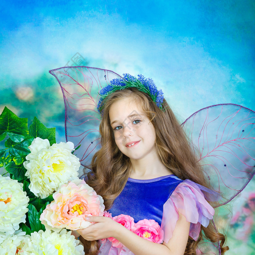 一个迷人的小女孩,卷曲的头发,在透明的翅膀多彩的服饰仙女的画像