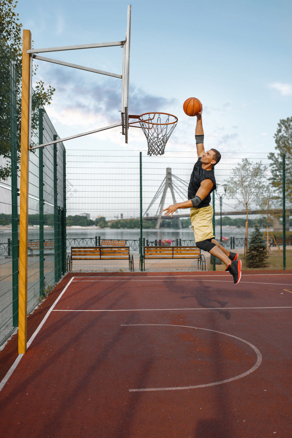 篮球运动员在跳投时投篮 男子运动员在街头篮球训练中的运动服成绩