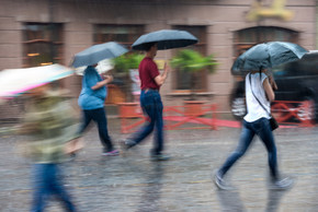 一群人走在街上，在运动中的雨天