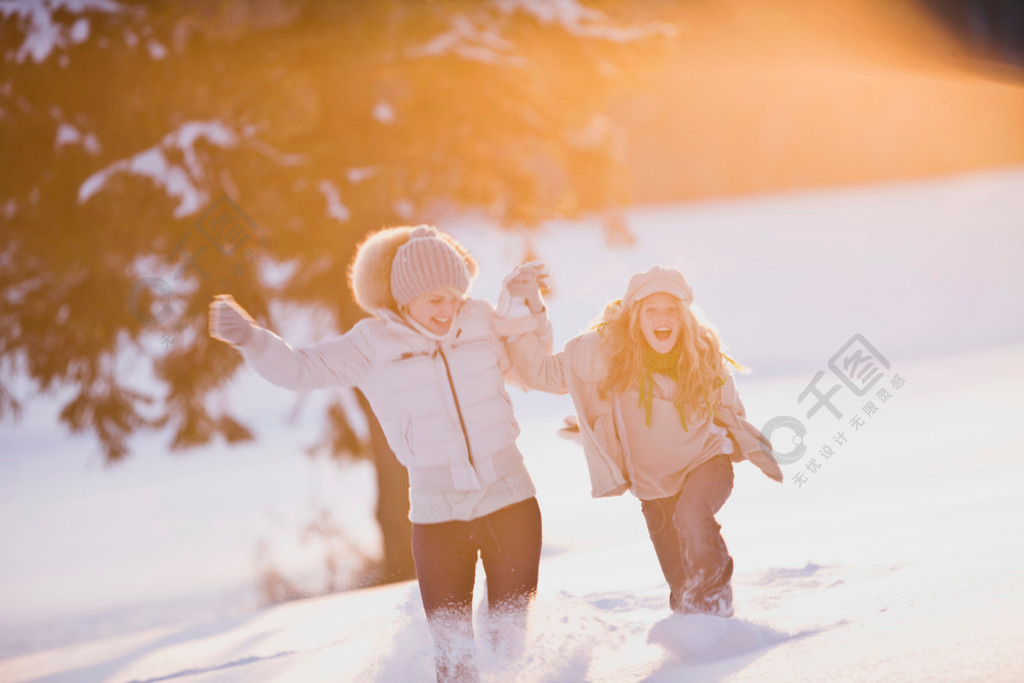 女儿在雪中奔跑的妇女人物形象免费下载_jpg格式_1000像素_编号