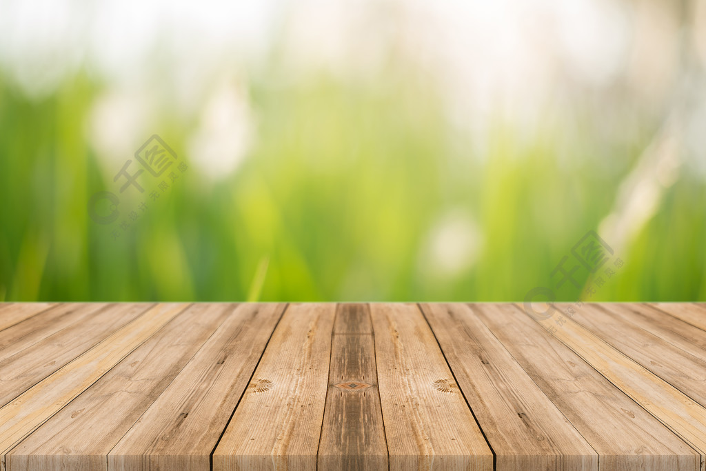木板空表模糊在森林中的树木 — — 可用于显示或蒙太奇您的产品。春暖花开的时节。老式的滤波的图像.