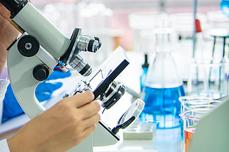 专业的化学和生物科学家用显微镜研究新疫苗的采样结果.科学家在实验室里做实验.科学实验概念、背景和版权空间