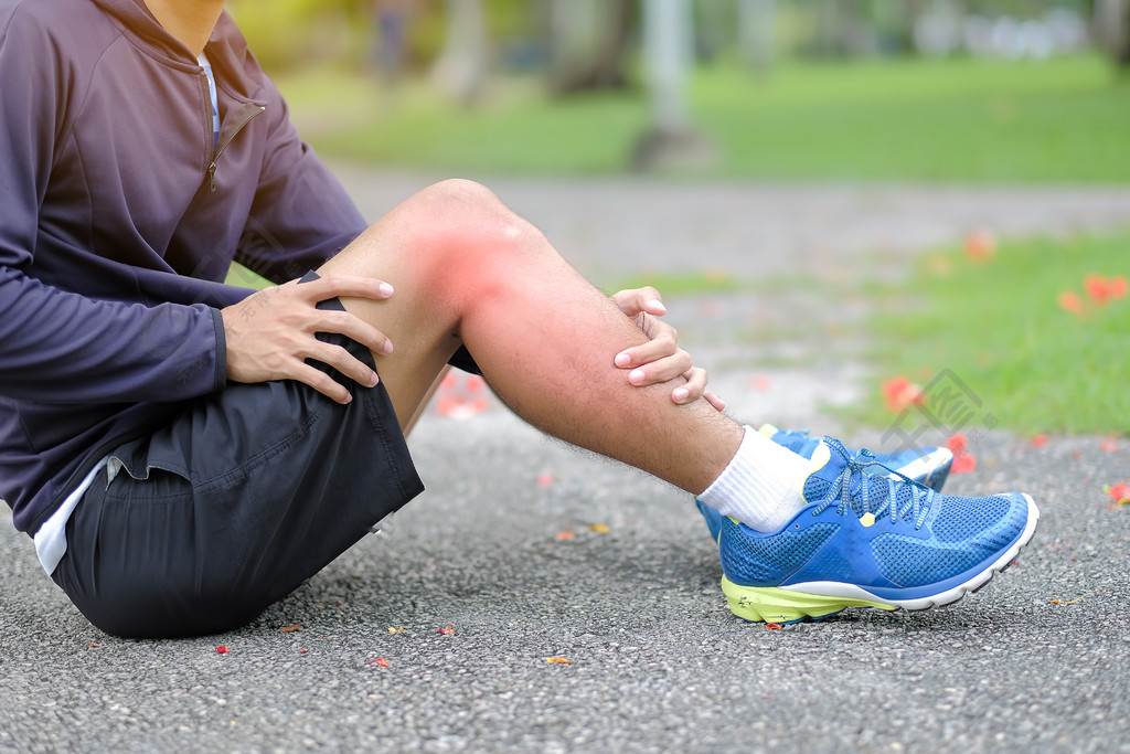亚洲跑步者在夏季外出跑步和锻炼后有小腿疼痛和问题