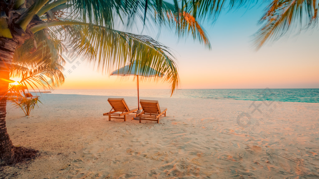 木制床与美丽的蓝色大海和蓝天的沙滩上夏天的心情阳光海滩背景概念