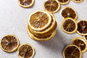 在白色纹理表面干燥切片柠檬和橙色。水果的宏观镜头.
